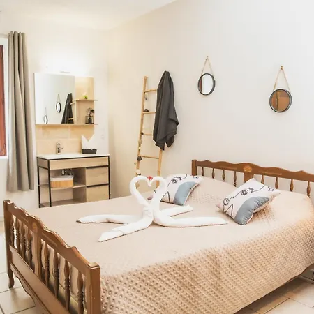 Les Voutes - Chambres D'Hotes A Lanas En Sud Ardeche - Terrasse Ombragee, Parking, Restaurant, Grotte Chauvet Lanas